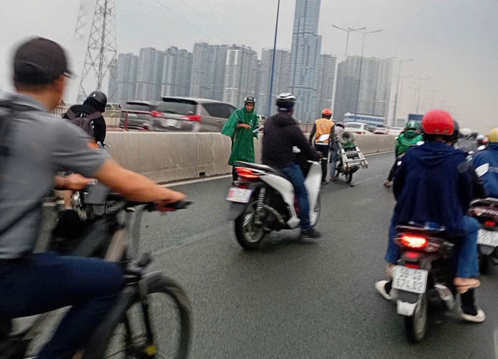 Hàng chục người đi xe máy vừa ngã sõng soài trên cầu Sài Gòn- Ảnh 2. Hàng chục người đi xe máy vừa ngã sõng soài trên cầu Sài Gòn- Ảnh 2.
