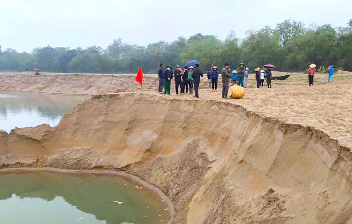 Dân khổ vì khai thác cát ồ ạt- Ảnh 1. Dân khổ vì khai thác cát ồ ạt- Ảnh 1.