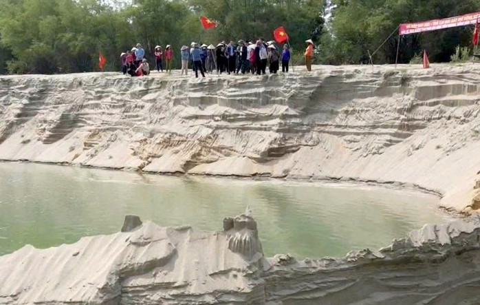 Người dân xã Đồng Văn phản đối việc khai thác cát của Công ty CP Khai thác cát, sạn và Vận tải Thanh Chương Người dân xã Đồng Văn phản đối việc khai thác cát của Công ty CP Khai thác cát, sạn và Vận tải Thanh Chương
