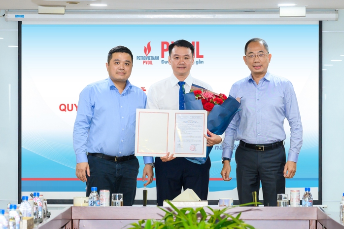Ông Cao Hoài Dương - Bí thư Đảng ủy, Chủ tịch HĐQT Tổng công ty (bên phải) và ông Nguyễn Đăng Trình - Phó Bí thư Đảng ủy, Tổng Giám đốc Tổng công ty (bên trái) trao quyết định và tặng hoa chúc mừng ông Lê Trung Hưng Ông Cao Hoài Dương - Bí thư Đảng ủy, Chủ tịch HĐQT Tổng công ty (bên phải) và ông Nguyễn Đăng Trình - Phó Bí thư Đảng ủy, Tổng Giám đốc Tổng công ty (bên trái) trao quyết định và tặng hoa chúc mừng ông Lê Trung Hưng