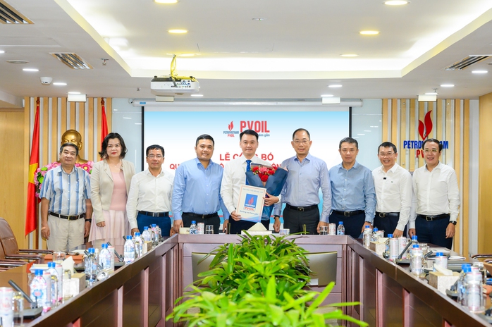 Ban Lãnh đạo PVOIL chúc mừng ông Lê Trung Hưng - Phó Tổng Giám đốc PVOIL Ban Lãnh đạo PVOIL chúc mừng ông Lê Trung Hưng - Phó Tổng Giám đốc PVOIL