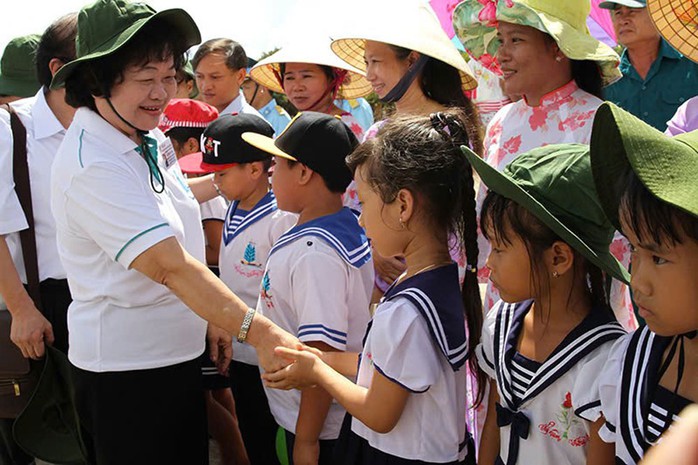 Bà Trương Mỹ Hoa bên các học sinh vùng biển, đảo. Ảnh: LÊ VĨNH