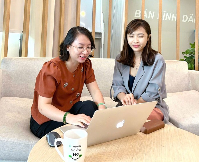 Năng động, ham học hỏi, chị Nguyễn Ngọc Thắm (trái) sớm gặt hái thành công trong công việc tư vấn bảo hiểm Năng động, ham học hỏi, chị Nguyễn Ngọc Thắm (trái) sớm gặt hái thành công trong công việc tư vấn bảo hiểm