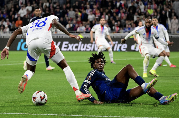 Thủ môn hóa tội đồ, Man United đánh rơi chiến thắng ở Lyon- Ảnh 1. Thủ môn hóa tội đồ, Man United đánh rơi chiến thắng ở Lyon- Ảnh 1.