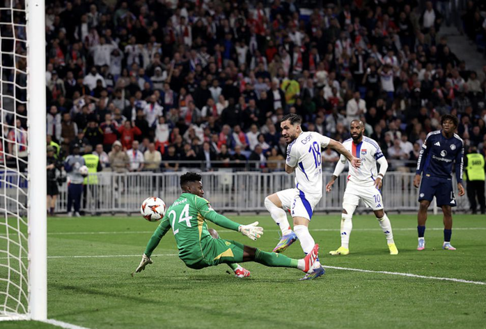 Thủ môn hóa tội đồ, Man United đánh rơi chiến thắng ở Lyon- Ảnh 4. Thủ môn hóa tội đồ, Man United đánh rơi chiến thắng ở Lyon- Ảnh 4.
