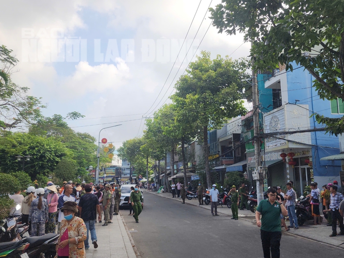 CLIP: Cháy nhà ở Tiền Giang, 4 thi thể được tìm thấy- Ảnh 2. CLIP: Cháy nhà ở Tiền Giang, 4 thi thể được tìm thấy- Ảnh 2.