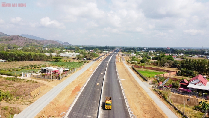 Cận cảnh 19,5 km đường cao tốc Biên Hòa - Vũng Tàu trước ngày thông xe kỹ thuật- Ảnh 1. Cận cảnh 19,5 km đường cao tốc Biên Hòa - Vũng Tàu trước ngày thông xe kỹ thuật- Ảnh 1.