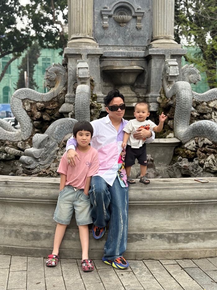 Tùng Dương coi con riêng hay con nuôi đều như con đẻ- Ảnh 1. Tùng Dương coi con riêng hay con nuôi đều như con đẻ- Ảnh 1.