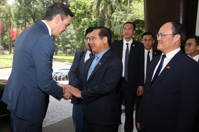 Chủ tịch UBND TP HCM Nguyễn Văn Được bắt tay Thủ tướng Tây Ban Nha Pedro Sanchez tại Hội trường Thống Nhất ngày 10-4. Ảnh: Hoàng Triều Chủ tịch UBND TP HCM Nguyễn Văn Được bắt tay Thủ tướng Tây Ban Nha Pedro Sanchez tại Hội trường Thống Nhất ngày 10-4. Ảnh: Hoàng Triều