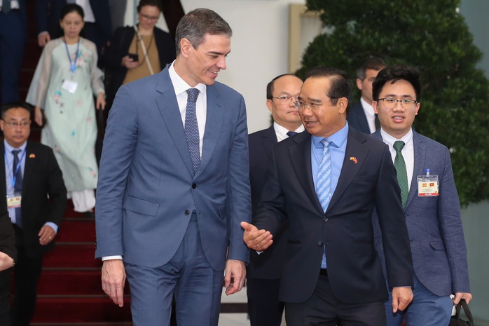Chủ tịch UBND TP HCM Nguyễn Văn Được trò chuyện với Thủ tướng Tây Ban Nha Pedro Sanchez tại Hội trường Thống Nhất ngày 10-4. Ảnh: Hoàng Triều Chủ tịch UBND TP HCM Nguyễn Văn Được trò chuyện với Thủ tướng Tây Ban Nha Pedro Sanchez tại Hội trường Thống Nhất ngày 10-4. Ảnh: Hoàng Triều