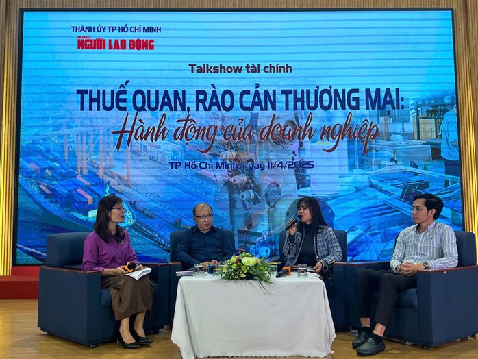 Các chuyên gia, đại diện doanh nghiệp và hiệp hội tham gia talkshow sáng 11-4. Ảnh: QUANG LIÊM Các chuyên gia, đại diện doanh nghiệp và hiệp hội tham gia talkshow sáng 11-4. Ảnh: QUANG LIÊM
