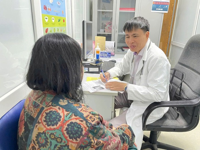PGS Nguyễn Trọng Hưng tư vấn chế độ dinh dưỡng cho người dân. Ảnh: NGỌC DUNG PGS Nguyễn Trọng Hưng tư vấn chế độ dinh dưỡng cho người dân. Ảnh: NGỌC DUNG