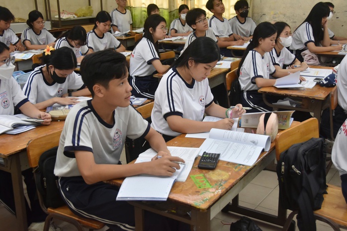 TP HCM tuyển hơn 70.000 học sinh lớp 10 công lập- Ảnh 1. TP HCM tuyển hơn 70.000 học sinh lớp 10 công lập- Ảnh 1.