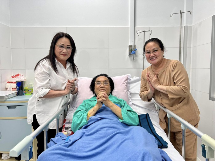 NSND Lệ Thủy cảm ơn Bệnh viện Chợ Rẫy đã cứu sống NSND Thanh Tuấn- Ảnh 5. NSND Lệ Thủy cảm ơn Bệnh viện Chợ Rẫy đã cứu sống NSND Thanh Tuấn- Ảnh 5.