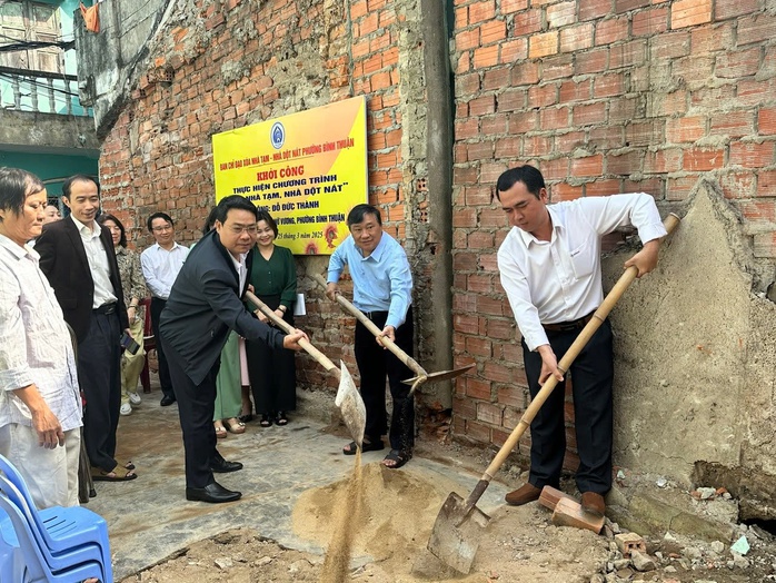 EVNCPC chung tay xóa nhà tạm, nhà dột nát trên địa bàn- Ảnh 4. EVNCPC chung tay xóa nhà tạm, nhà dột nát trên địa bàn- Ảnh 4.