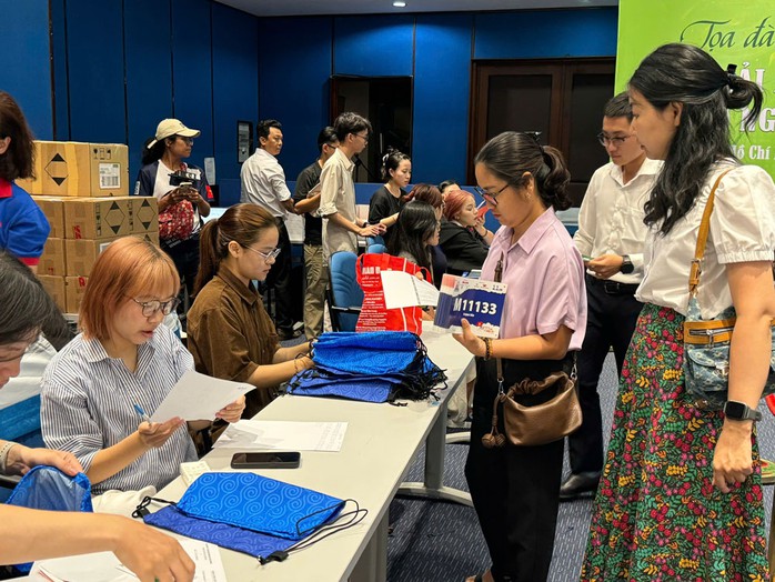 Đại diện Agrirun nhận BIB cho toàn nhóm chạy. Ảnh: ĐÔNG LINH Đại diện Agrirun nhận BIB cho toàn nhóm chạy. Ảnh: ĐÔNG LINH