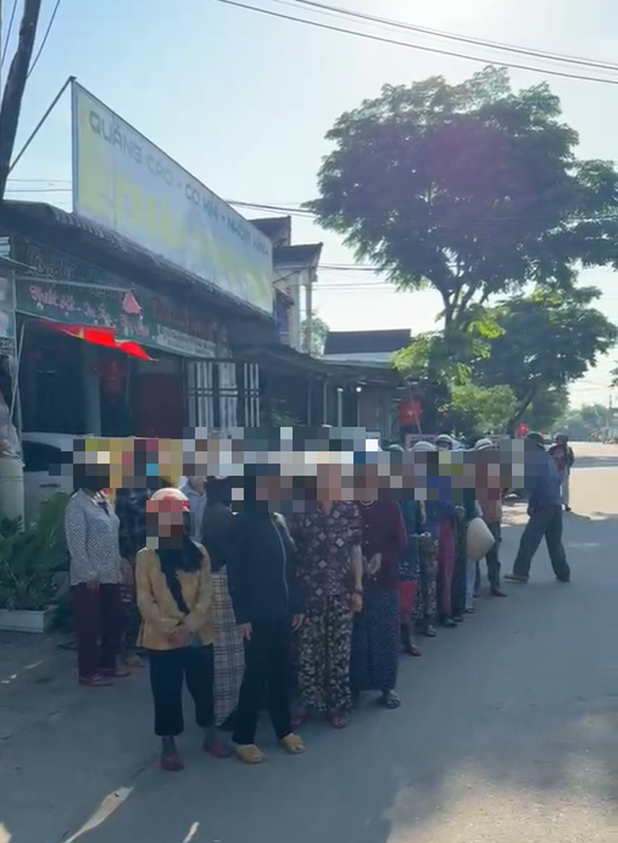 Bất ngờ Facebook "Dưỡng Dướng Dường" vẫn trực tiếp cảnh trao gạo cho người khó khăn - Ảnh 1. Bất ngờ Facebook "Dưỡng Dướng Dường" vẫn trực tiếp cảnh trao gạo cho người khó khăn - Ảnh 1.