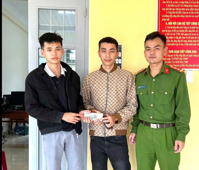 Cái kết đẹp cho người đàn ông đánh rơi tiền mua nhẫn cưới- Ảnh 1. Cái kết đẹp cho người đàn ông đánh rơi tiền mua nhẫn cưới- Ảnh 1.