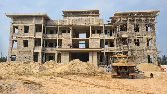 Lý do Quảng Bình vẫn tiếp tục cho xây dựng hoàn thiện trụ sở trong lúc sắp xếp bộ máy - Ảnh 1. Lý do Quảng Bình vẫn tiếp tục cho xây dựng hoàn thiện trụ sở trong lúc sắp xếp bộ máy - Ảnh 1.
