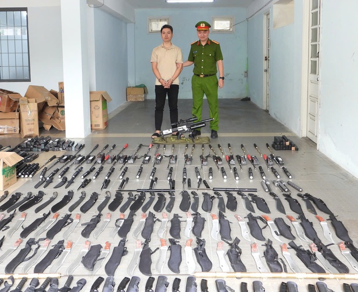Cận cảnh kho vũ khí, giấy tờ giả vừa bị Công an TP Đà Nẵng triệt phá- Ảnh 1. Cận cảnh kho vũ khí, giấy tờ giả vừa bị Công an TP Đà Nẵng triệt phá- Ảnh 1.