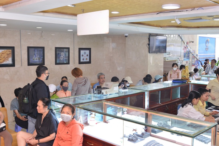 Xếp hàng để bán vàng khi giá vượt 106 triệu đồng/lượng- Ảnh 2. Xếp hàng để bán vàng khi giá vượt 106 triệu đồng/lượng- Ảnh 2.