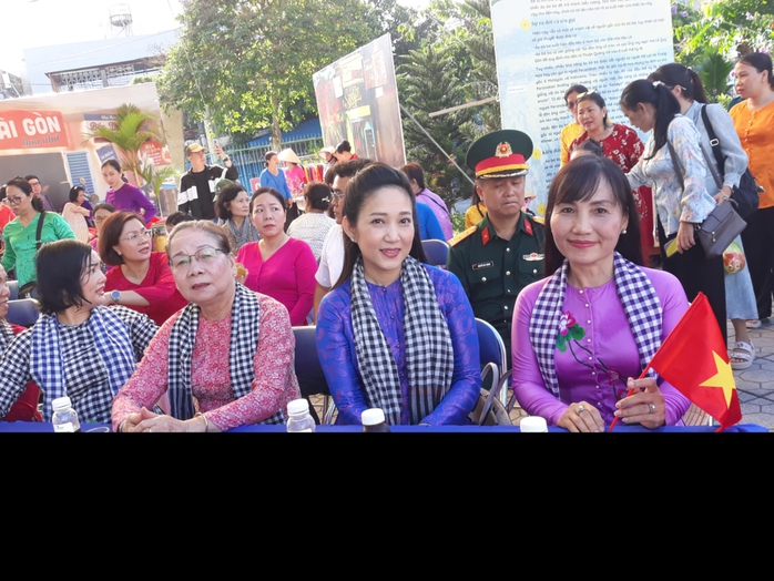 NSND Thanh Thúy duyên dáng tại Lễ hội "Áo bà ba 2025"- Ảnh 2.