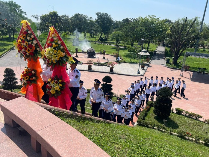 Phụ nữ Cảnh sát biển Việt Nam về nguồn tại Quảng Nam- Ảnh 1. Phụ nữ Cảnh sát biển Việt Nam về nguồn tại Quảng Nam- Ảnh 1.