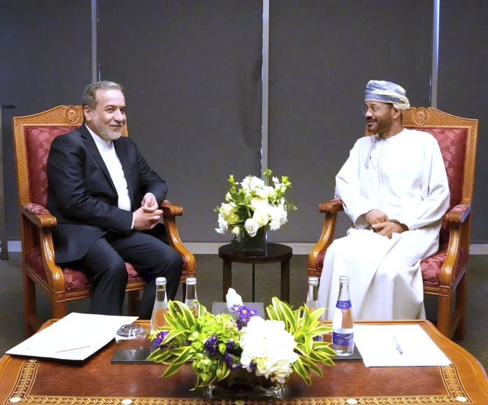 Bộ trưởng Ngoại giao Iran Abbas Araghchi gặp người đồng cấp Oman Sayyid Badr Al Busaidi trước thềm đàm phán với Mỹ hôm 12-4 Ảnh: AP Bộ trưởng Ngoại giao Iran Abbas Araghchi gặp người đồng cấp Oman Sayyid Badr Al Busaidi trước thềm đàm phán với Mỹ hôm 12-4 Ảnh: AP