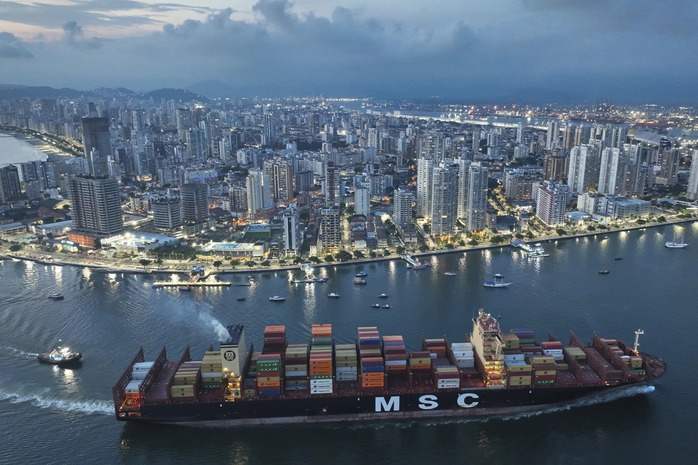 Một tàu container tiến vào cảng Santos ở Brazil hôm 1-4 Ảnh: AP Một tàu container tiến vào cảng Santos ở Brazil hôm 1-4 Ảnh: AP