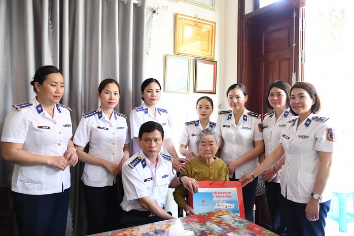 Phụ nữ Cảnh sát biển Việt Nam về nguồn tại Quảng Nam- Ảnh 4. Phụ nữ Cảnh sát biển Việt Nam về nguồn tại Quảng Nam- Ảnh 4.