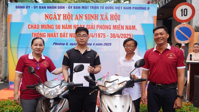 Phường tặng xe máy, xe đạp, tủ bánh mì tiếp sức người dân- Ảnh 3. Phường tặng xe máy, xe đạp, tủ bánh mì tiếp sức người dân- Ảnh 3.