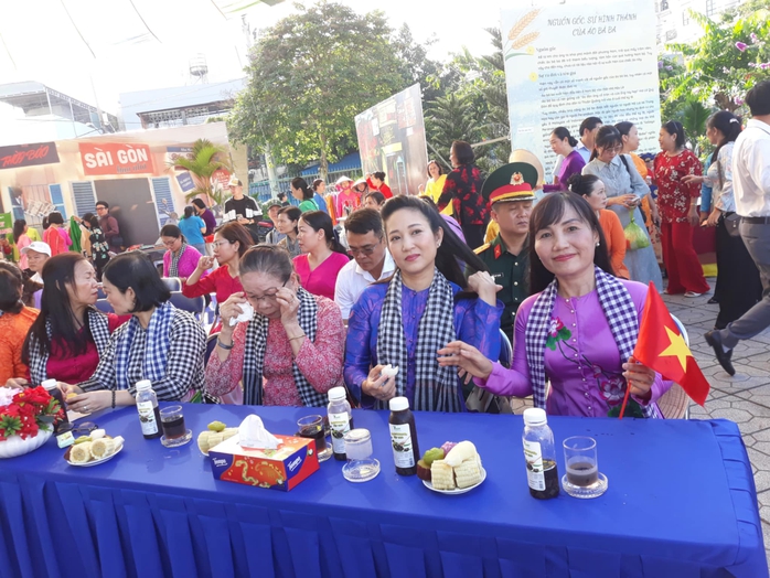 NSND Thanh Thúy duyên dáng tại Lễ hội "Áo bà ba 2025"- Ảnh 1.