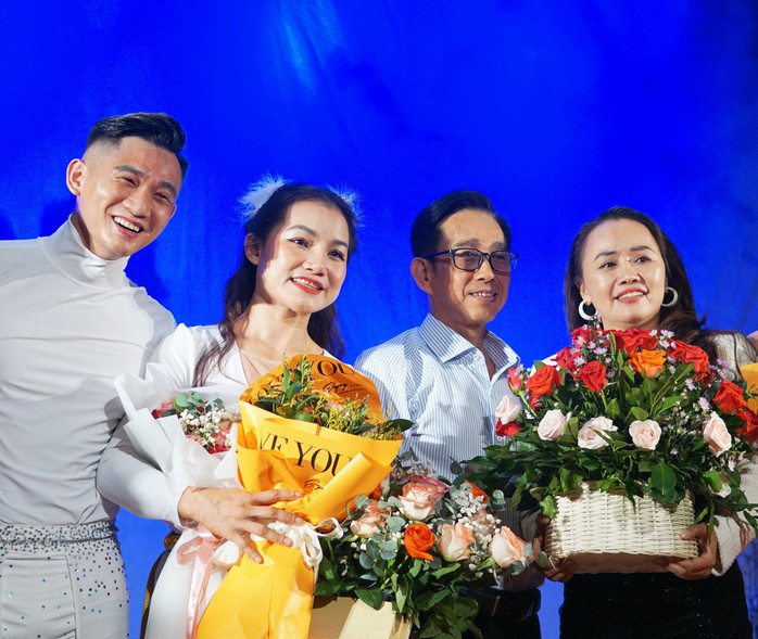 NSND Lưu Thị Bích Liên tạo dấu ấn đẹp với "Chiếc áo thiên nga"- Ảnh 1. NSND Lưu Thị Bích Liên tạo dấu ấn đẹp với "Chiếc áo thiên nga"- Ảnh 1.