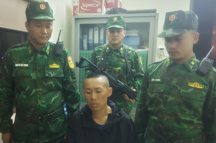 Dùng dao tấn công người khác gây náo loạn tại cửa khẩu quốc tế- Ảnh 1.