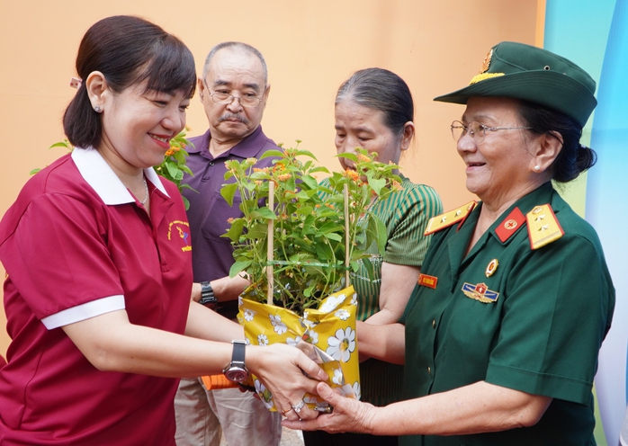 Phường tặng xe máy, xe đạp, tủ bánh mì tiếp sức người dân- Ảnh 4. Phường tặng xe máy, xe đạp, tủ bánh mì tiếp sức người dân- Ảnh 4.
