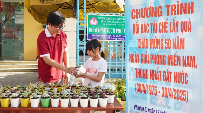 Phường tặng xe máy, xe đạp, tủ bánh mì tiếp sức người dân- Ảnh 7. Phường tặng xe máy, xe đạp, tủ bánh mì tiếp sức người dân- Ảnh 7.