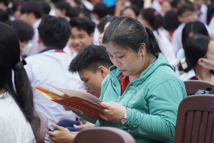 Phụ huynh vẫn "mắc kẹt" giữa ma trận thông tin- Ảnh 5. Phụ huynh vẫn "mắc kẹt" giữa ma trận thông tin- Ảnh 5.