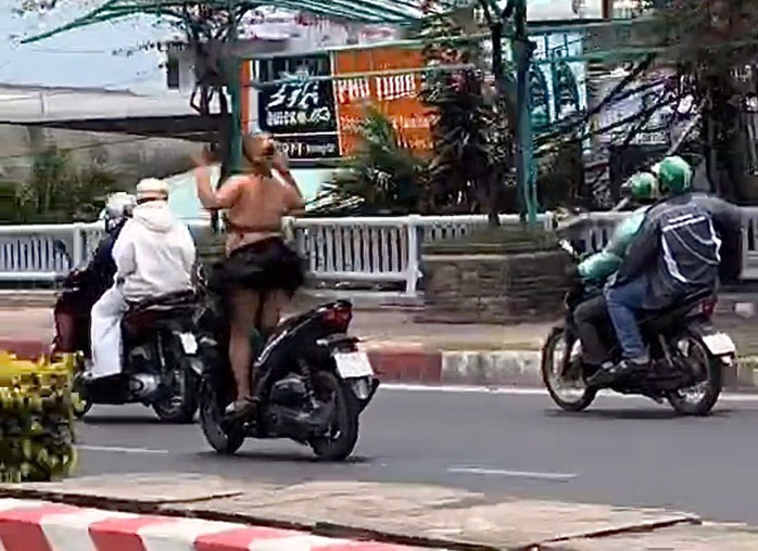 TP HCM: Có thể xử lý cô gái thả 2 tay, uốn éo khi đang chạy xe máy?- Ảnh 2. TP HCM: Có thể xử lý cô gái thả 2 tay, uốn éo khi đang chạy xe máy?- Ảnh 2.
