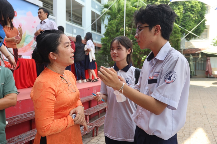 Phụ huynh vẫn "mắc kẹt" giữa ma trận thông tin- Ảnh 8. Phụ huynh vẫn "mắc kẹt" giữa ma trận thông tin- Ảnh 8.