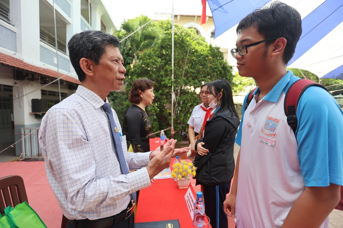 Phụ huynh vẫn "mắc kẹt" giữa ma trận thông tin- Ảnh 7. Phụ huynh vẫn "mắc kẹt" giữa ma trận thông tin- Ảnh 7.