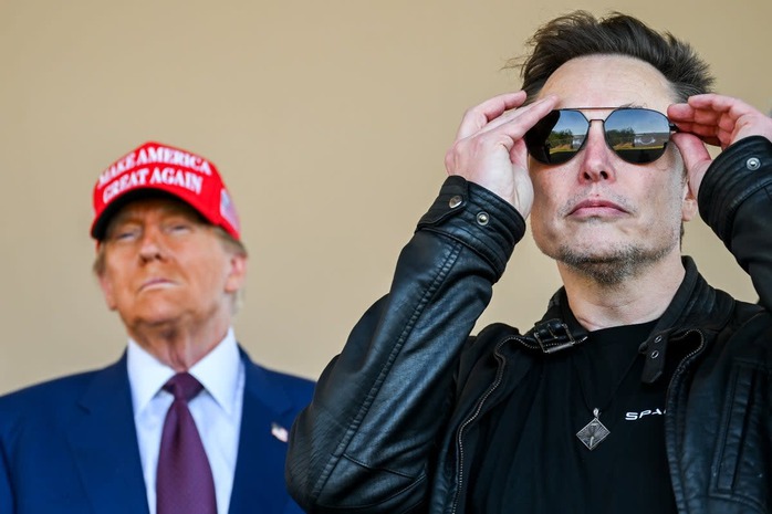 Tổng thống Donald Trump (trái) vẫn ra sức bênh vực cho tỉ phú Elon Musk và DOGE. Ảnh: Independent Tổng thống Donald Trump (trái) vẫn ra sức bênh vực cho tỉ phú Elon Musk và DOGE. Ảnh: Independent