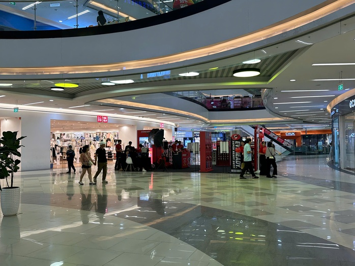 Vạn Hạnh Mall lên tiếng sau sự cố khách nhảy lầu tự tử- Ảnh 1. Vạn Hạnh Mall lên tiếng sau sự cố khách nhảy lầu tự tử- Ảnh 1.