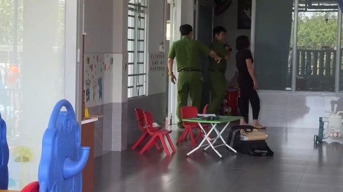 Lộ clip nữ giáo viên đánh trẻ dã man ở Quảng Nam khóc xin lỗi phụ huynh- Ảnh 1. Lộ clip nữ giáo viên đánh trẻ dã man ở Quảng Nam khóc xin lỗi phụ huynh- Ảnh 1.