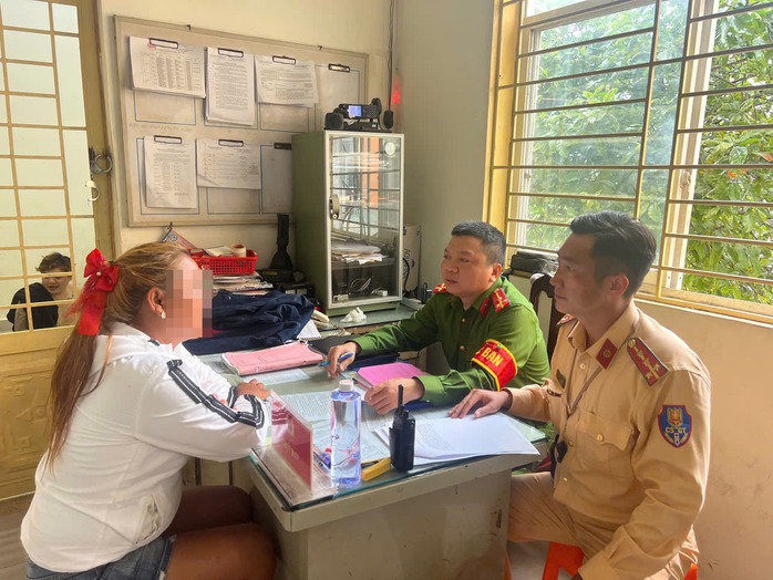 TP HCM: Có thể xử lý cô gái thả 2 tay, uốn éo khi đang chạy xe máy?- Ảnh 1. TP HCM: Có thể xử lý cô gái thả 2 tay, uốn éo khi đang chạy xe máy?- Ảnh 1.