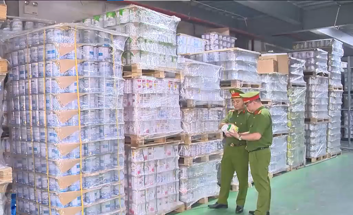 Lực lượng chức năng kiểm tra kho hàng trong đường dây sản xuất 573 loại sữa bột giảẢnh: VTV Lực lượng chức năng kiểm tra kho hàng trong đường dây sản xuất 573 loại sữa bột giảẢnh: VTV