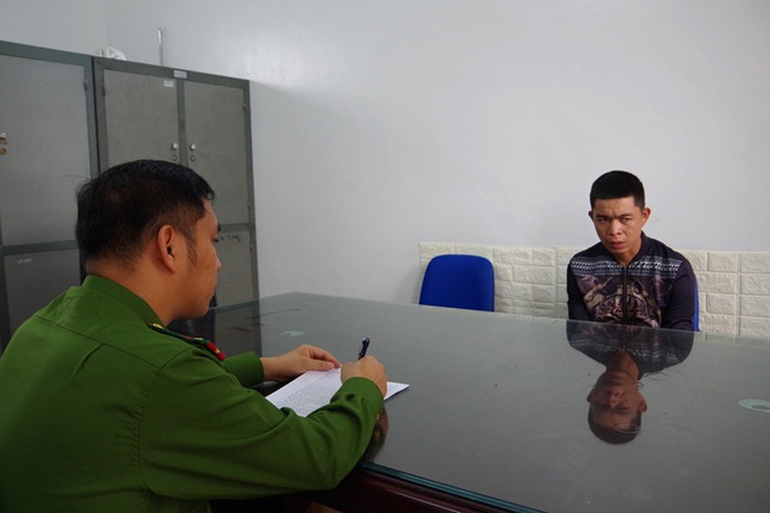 Đang dọn mộ chồng, người phụ nữ bị 2 tên cướp khống chế cướp dây chuyền, bông tai vàng- Ảnh 1. Đang dọn mộ chồng, người phụ nữ bị 2 tên cướp khống chế cướp dây chuyền, bông tai vàng- Ảnh 1.