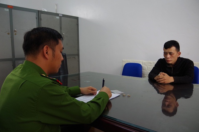 Đang dọn mộ chồng, người phụ nữ bị 2 tên cướp khống chế cướp dây chuyền, bông tai vàng- Ảnh 2. Đang dọn mộ chồng, người phụ nữ bị 2 tên cướp khống chế cướp dây chuyền, bông tai vàng- Ảnh 2.