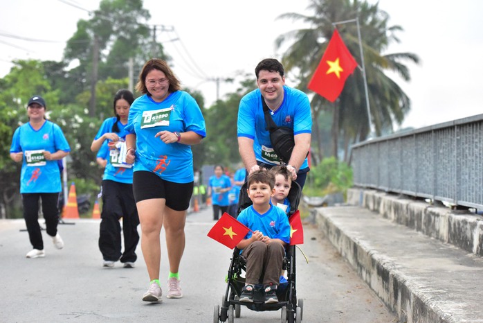 "Tự hào Tổ quốc tôi" lần 2 - 2025: Những bước chạy sôi động trên làng quê yên ả- Ảnh 5. "Tự hào Tổ quốc tôi" lần 2 - 2025: Những bước chạy sôi động trên làng quê yên ả- Ảnh 5.