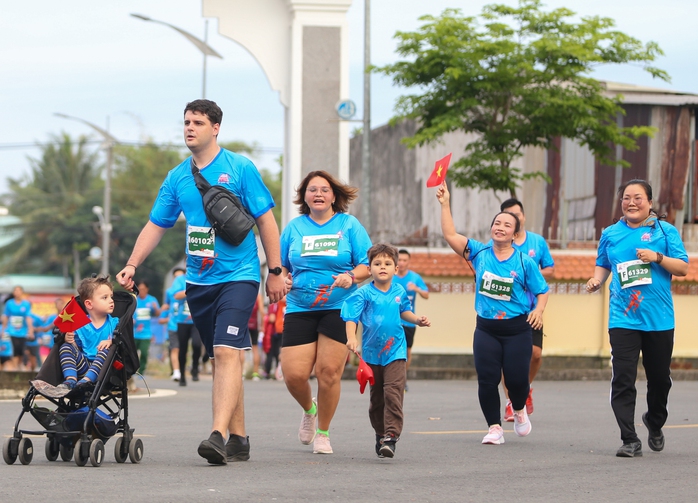 Giải half marathon "Tự hào Tổ quốc tôi" lần 2 - 2025: Niềm vui của các runner nhí và gia đình- Ảnh 10. Giải half marathon "Tự hào Tổ quốc tôi" lần 2 - 2025: Niềm vui của các runner nhí và gia đình- Ảnh 10.