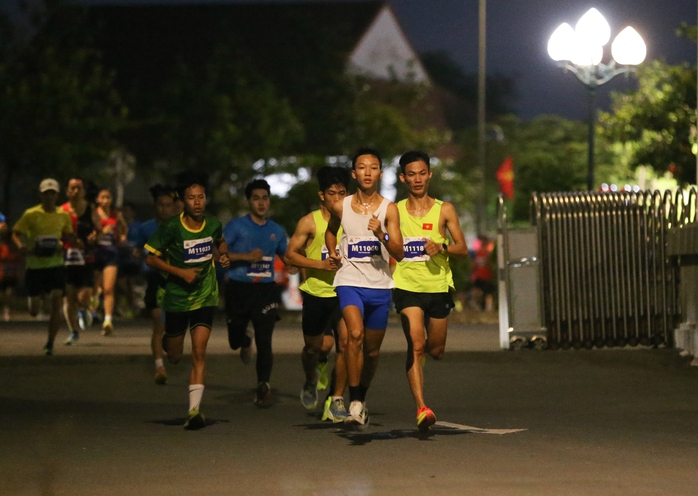 "Tự hào Tổ quốc tôi" lần 2-2025: Xúc động hình ảnh các chiến sĩ chào điều lệnh runner lớn tuổi- Ảnh 1. "Tự hào Tổ quốc tôi" lần 2-2025: Xúc động hình ảnh các chiến sĩ chào điều lệnh runner lớn tuổi- Ảnh 1.